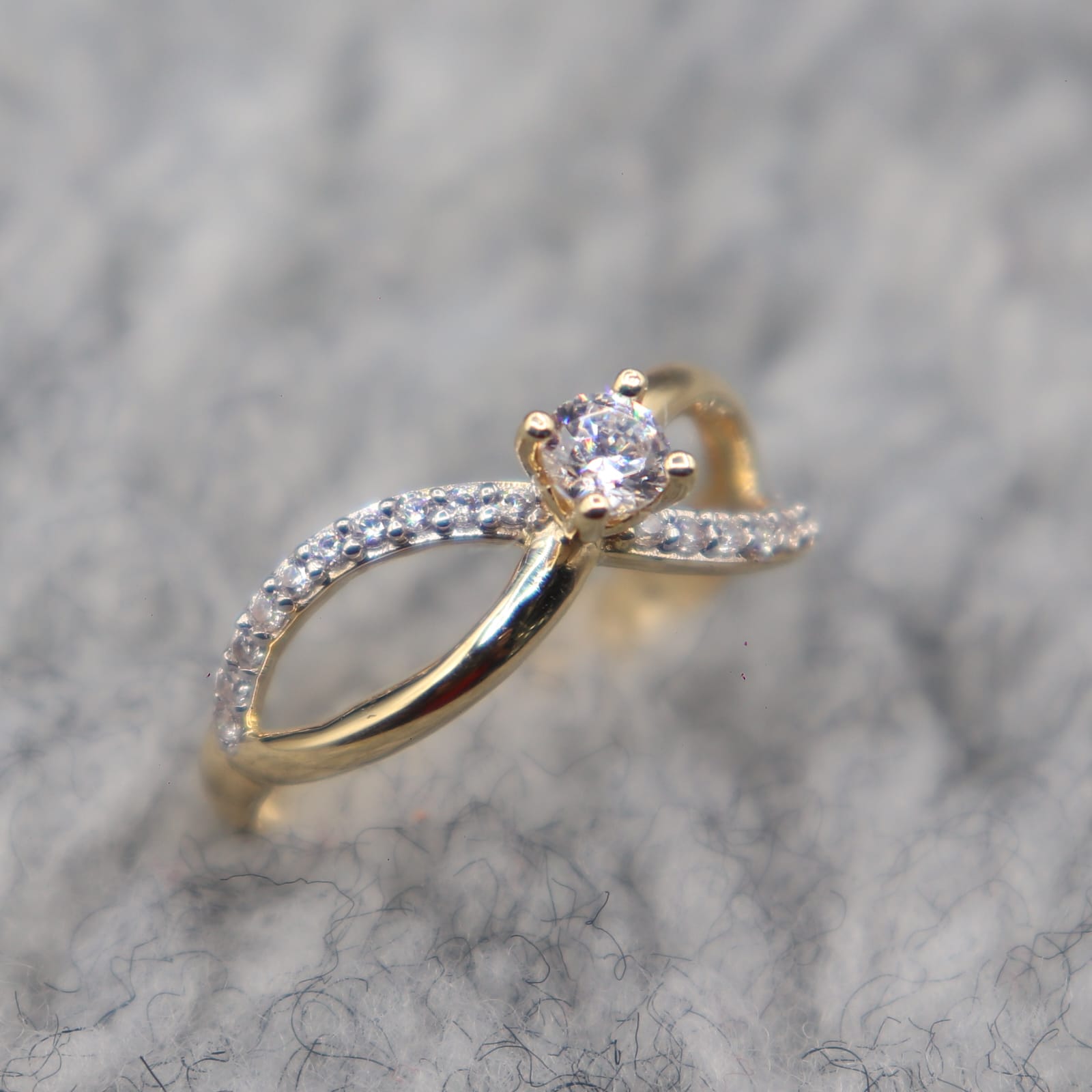 Anillo Entrelazado con Zircon Blanco |Oro 18K