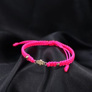 Pulsera artesanal con herraje de mariposa.