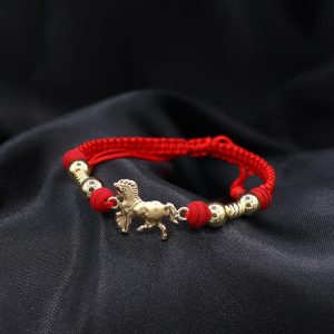 Pulsera artesanal con herraje de caballo.