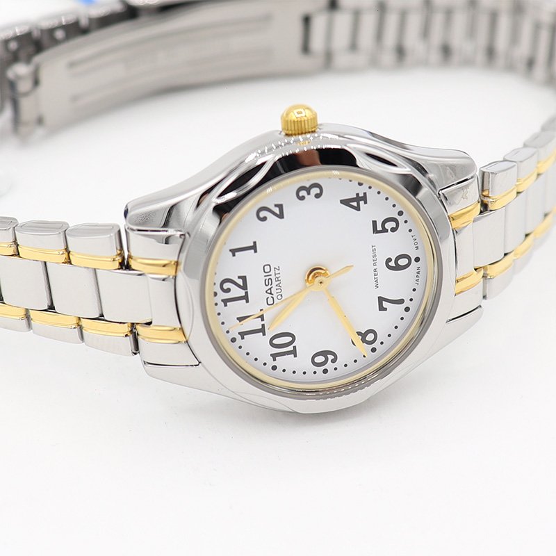 Reloj Casio Mujer Clásico | Pulso Bicolor | Fondo Blanco