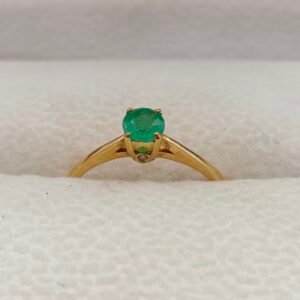 Anillo Helena | Oro 18k | Esmeralda 2.5 mm- 2 Diamantes 0.32 CT