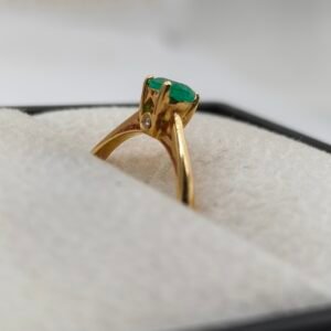Anillo Helena | Oro 18k | Esmeralda 2.5 mm- 2 Diamantes 0.32 CT