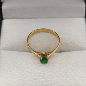 Anillo Helena | Oro 18k | Esmeralda 2.5 mm- 2 Diamantes 0.32 CT
