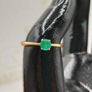 Anillo Helena | Oro 18k | Esmeralda 2.5 mm- 2 Diamantes 0.32 CT