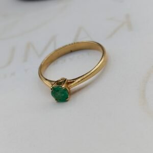 Anillo Helena | Oro 18k | Esmeralda 2.5 mm- 2 Diamantes 0.32 CT