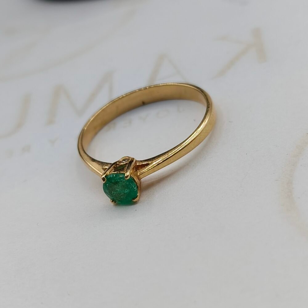 Anillo Helena | Oro 18k | Esmeralda 2.5 mm- 2 Diamantes 0.32 CT
